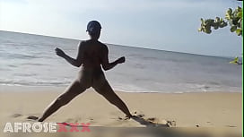 Mulheres nuas na praia fazendo sexo anal