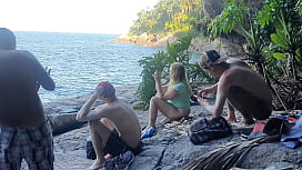 Praia de nudismo flagras de peitões lindos