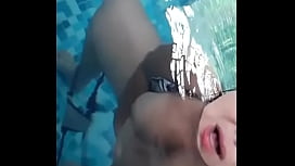 Sexo caseiro brasileiro na piscina com uma ninfeta gostosa